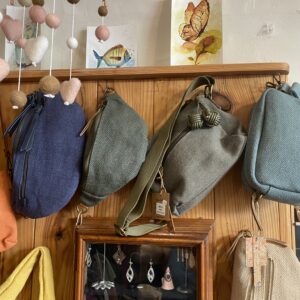 Sacs, bananes et pochettes en toile
